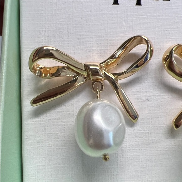 Piper K | Bow Pearl Earrings ✨ - Picture 6 of 6